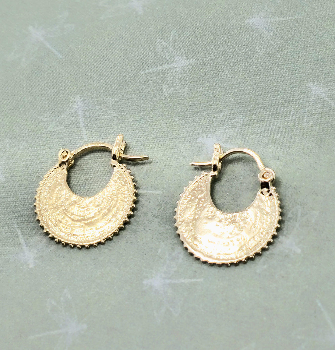 עגילי חישוק זהב בצורת סהר, עגילי חישוק זהב קטנים