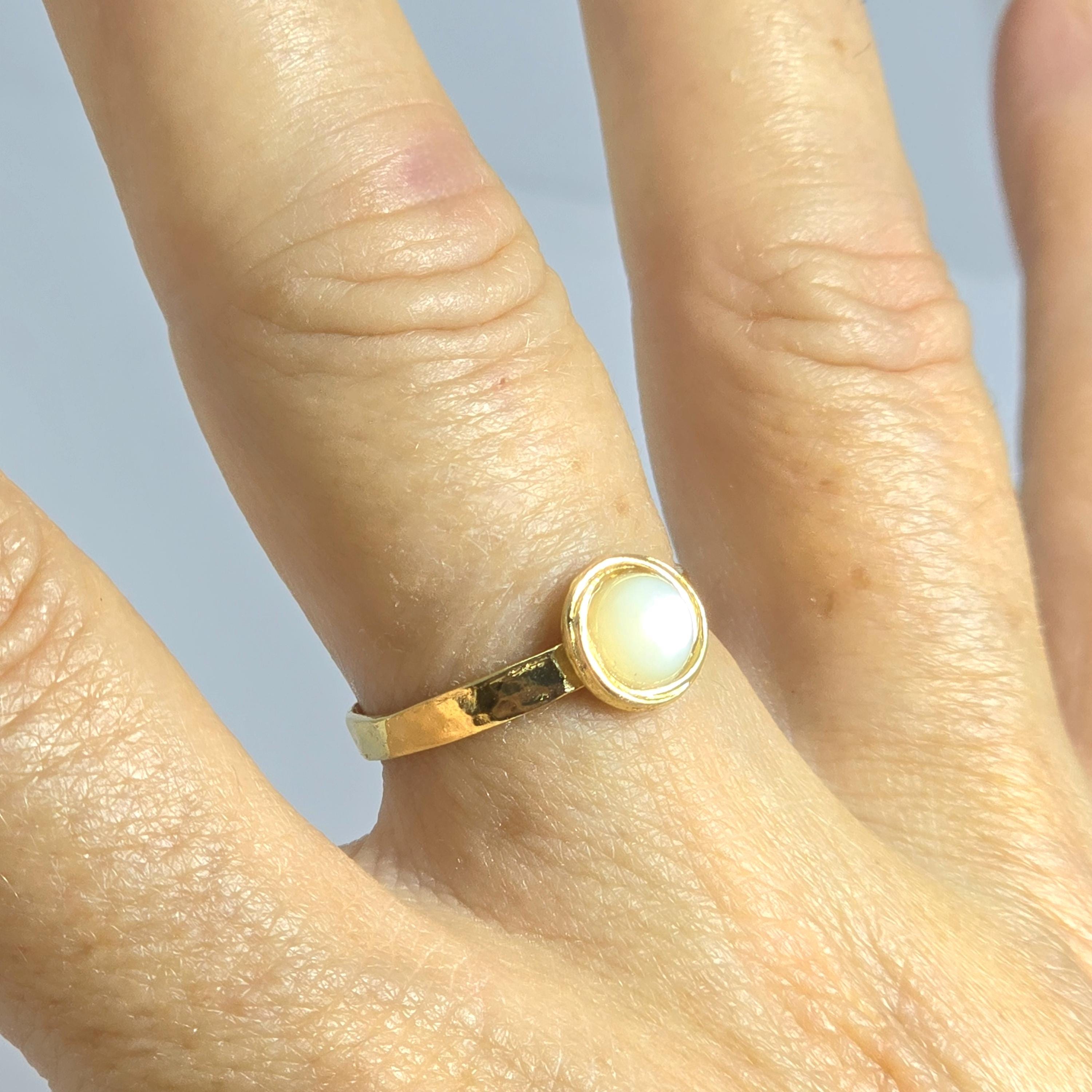 טבעת זהב אם פנינה, טבעת זהב משובצת עם אבן לבנה