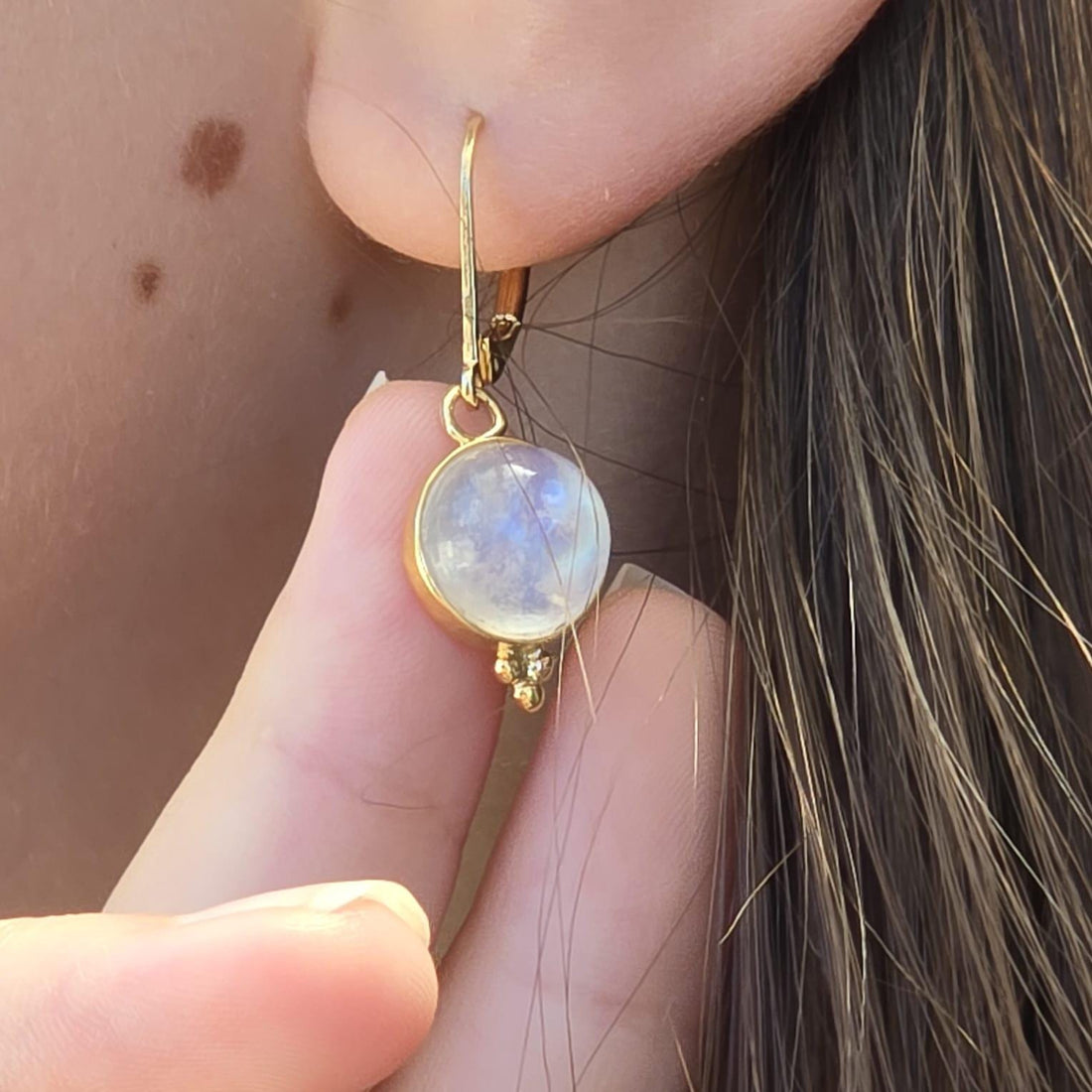 עגילי זהב 14 קראט משובצים באבן מונסטון