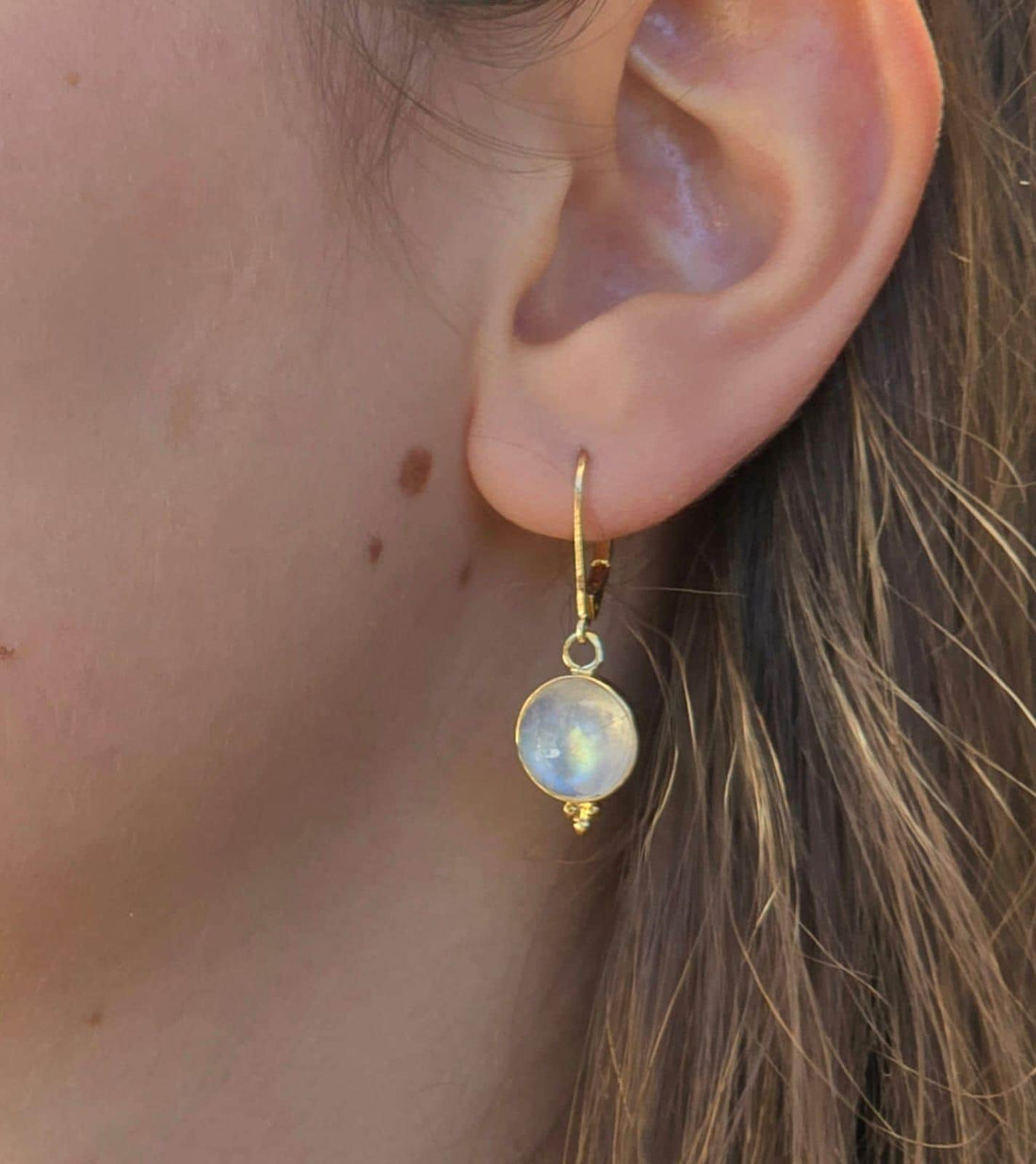 עגילי זהב 14 קראט משובצים באבן מונסטון