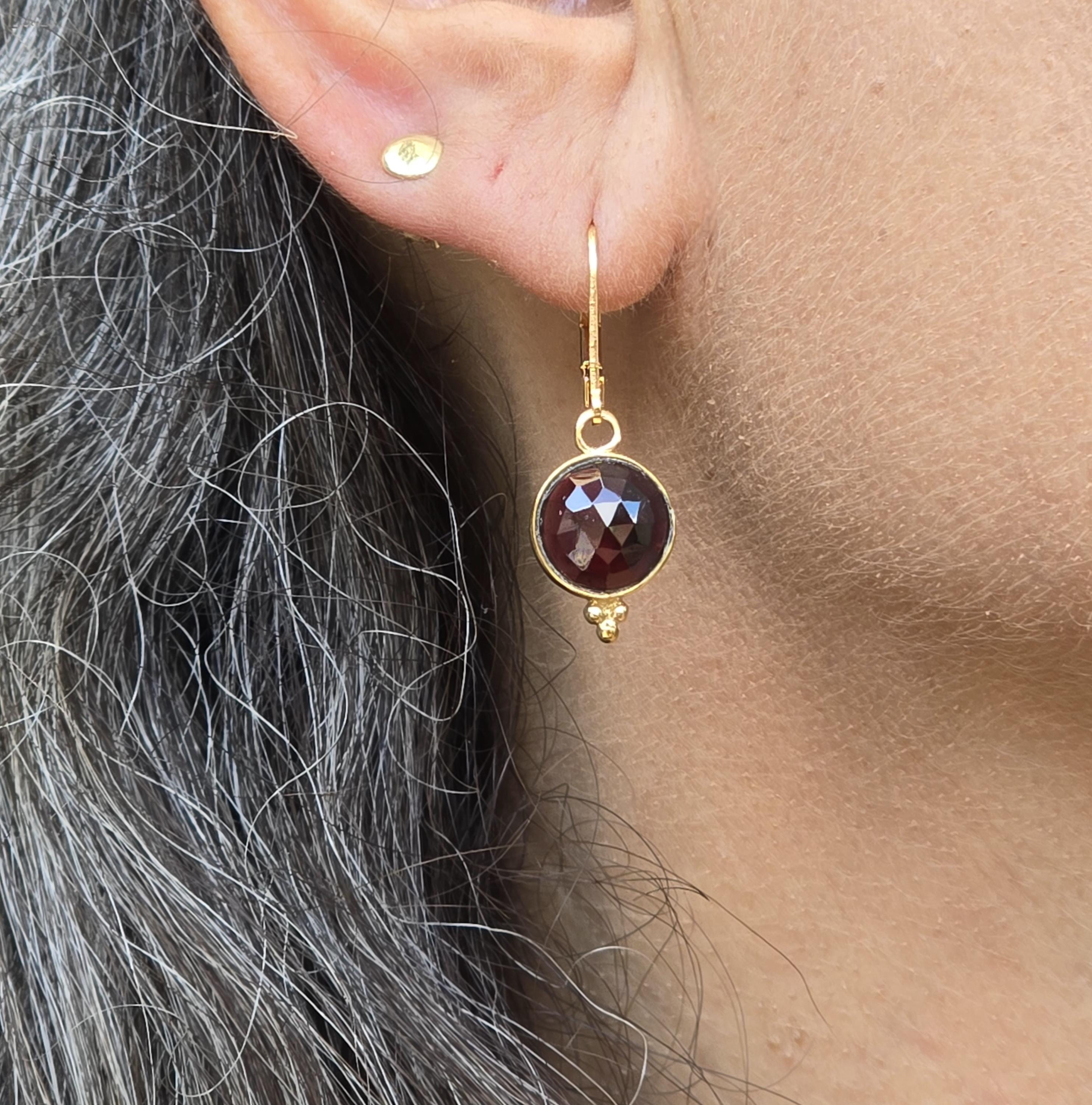 עגילי זהב 14 קראט משובצים באבן מונסטון