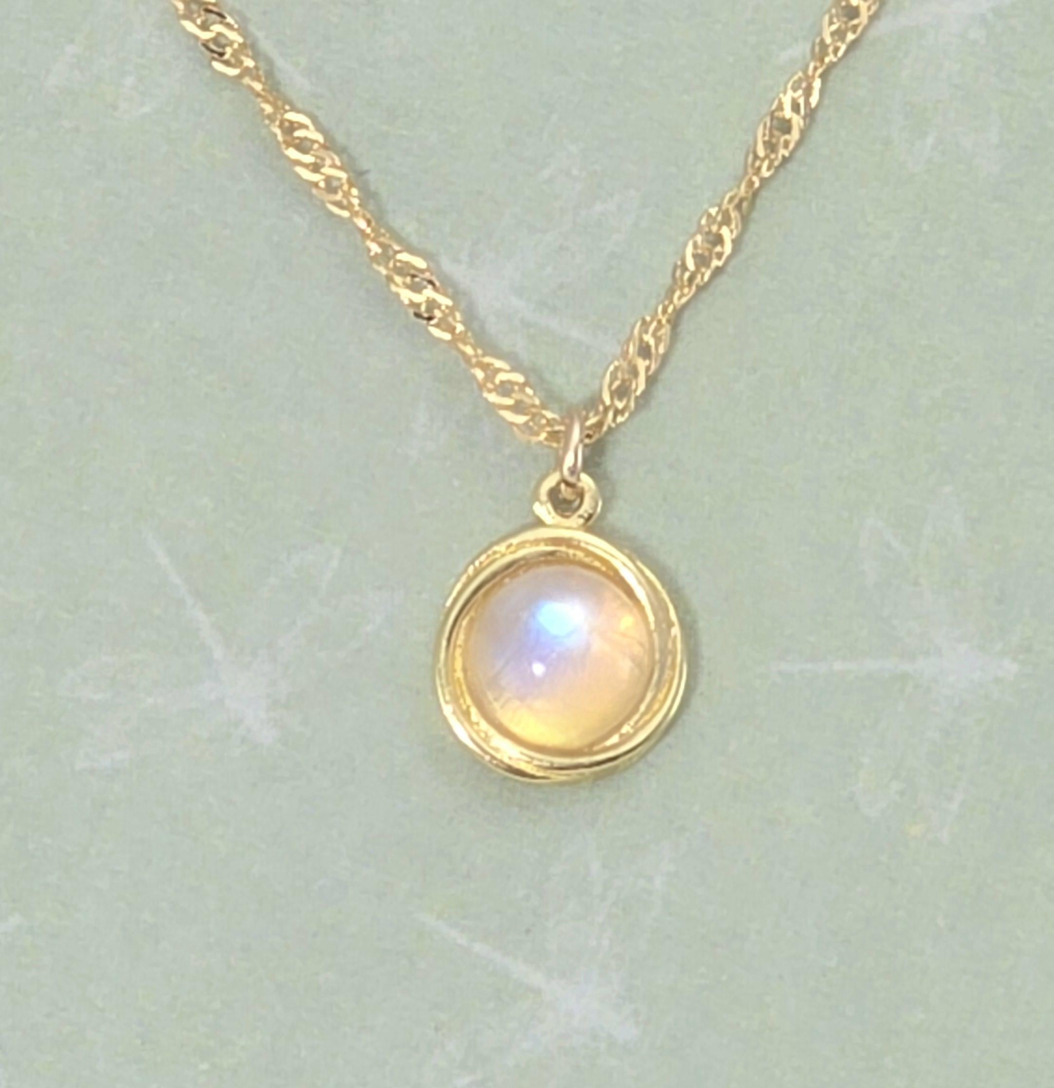 תליון שרשרת זהב 14 קראט, תליון קטן משובץ אבן מונס