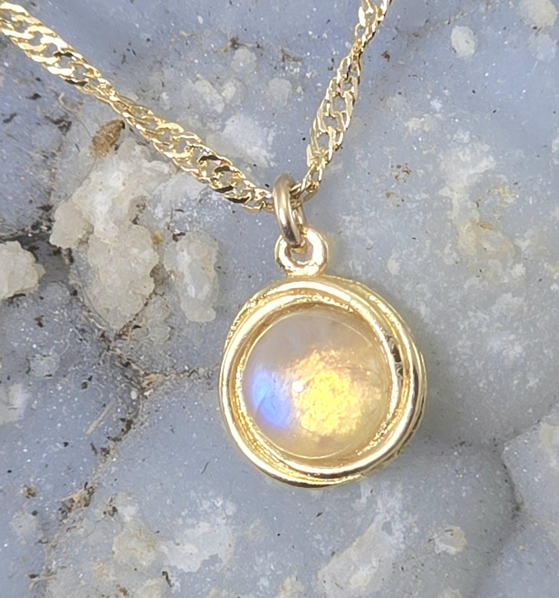 תליון שרשרת זהב 14 קראט, תליון קטן משובץ אבן מונס