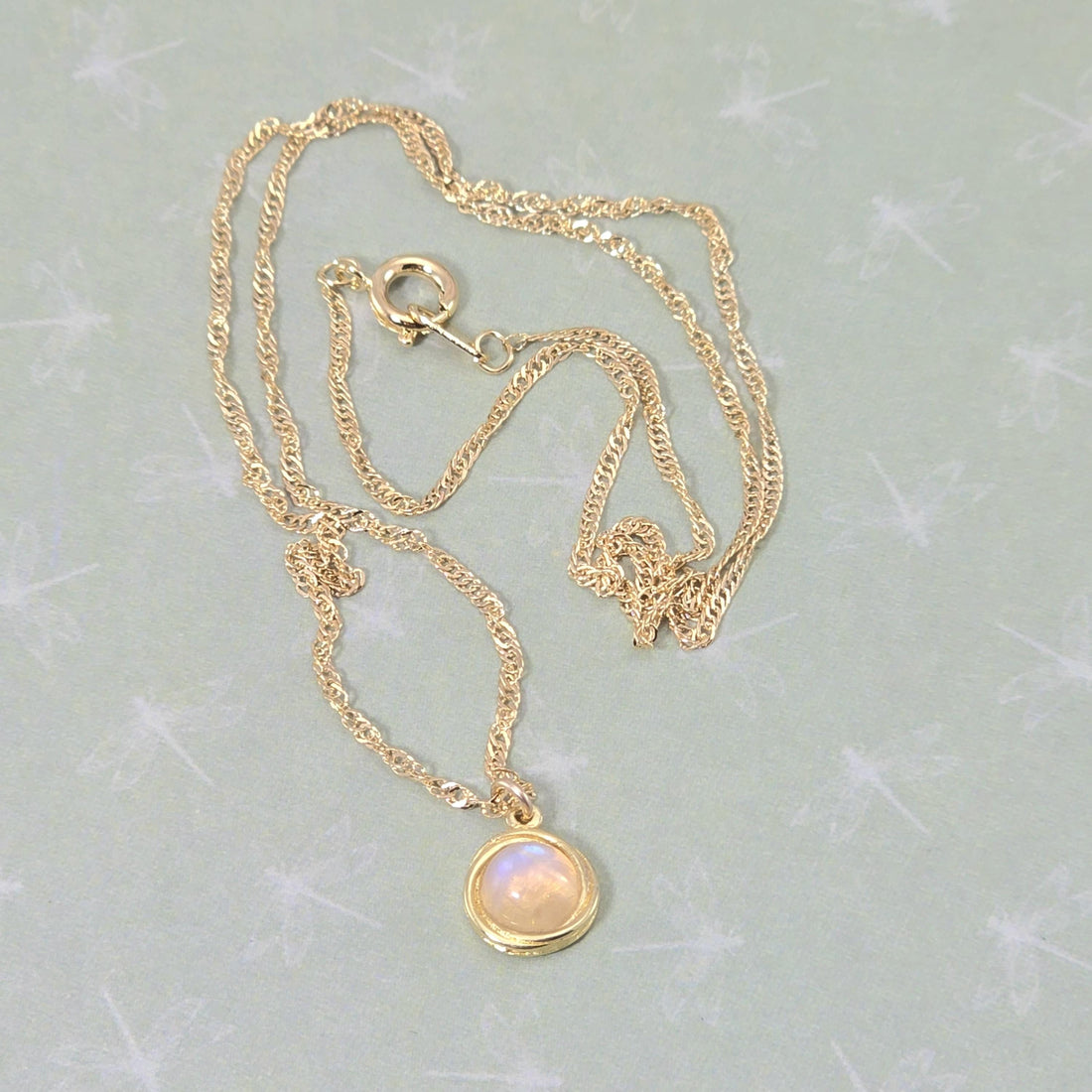 תליון שרשרת זהב 14 קראט, תליון קטן משובץ אבן מונס