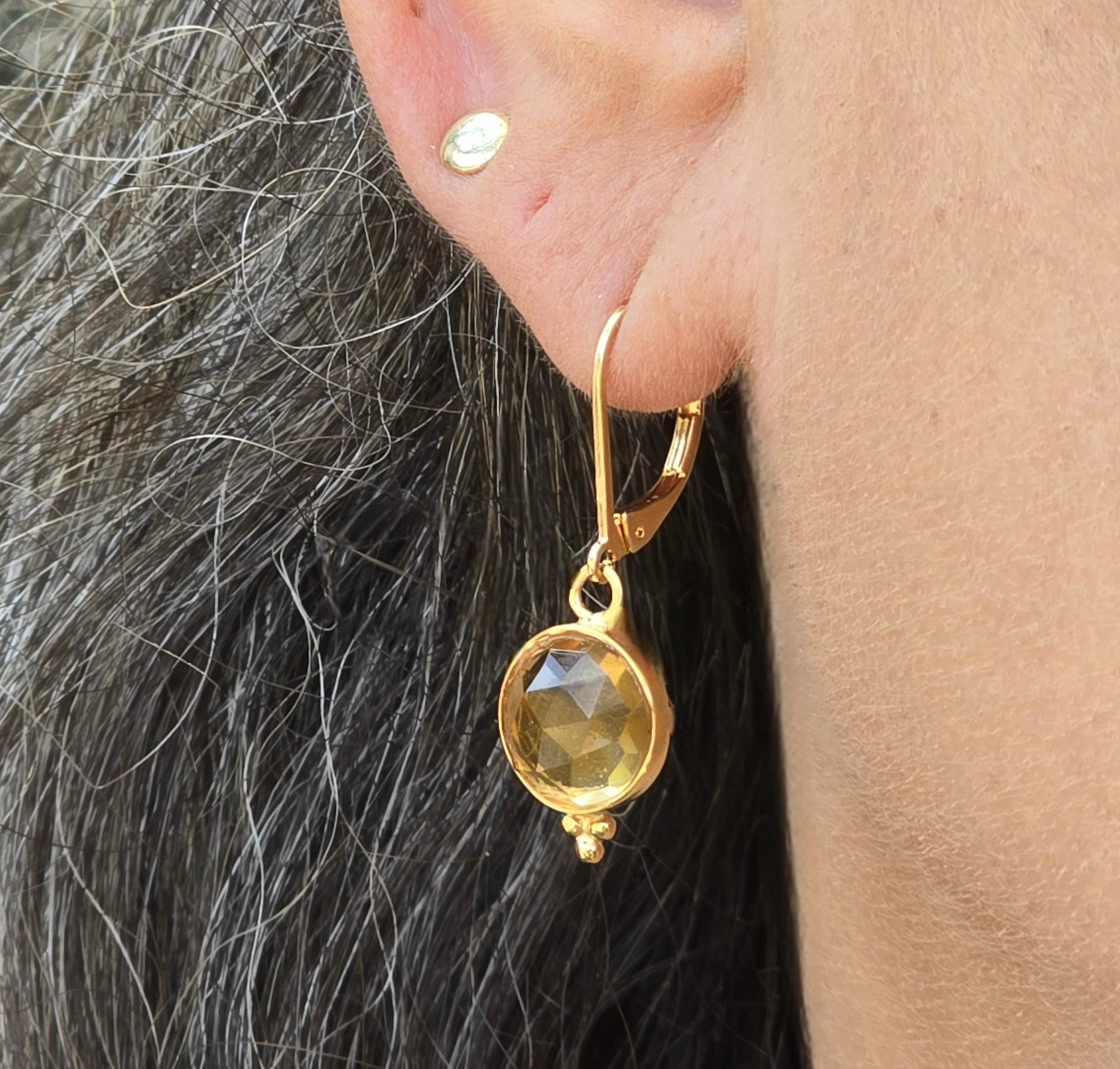 עגילי זהב עגולים משובצים בציטרין