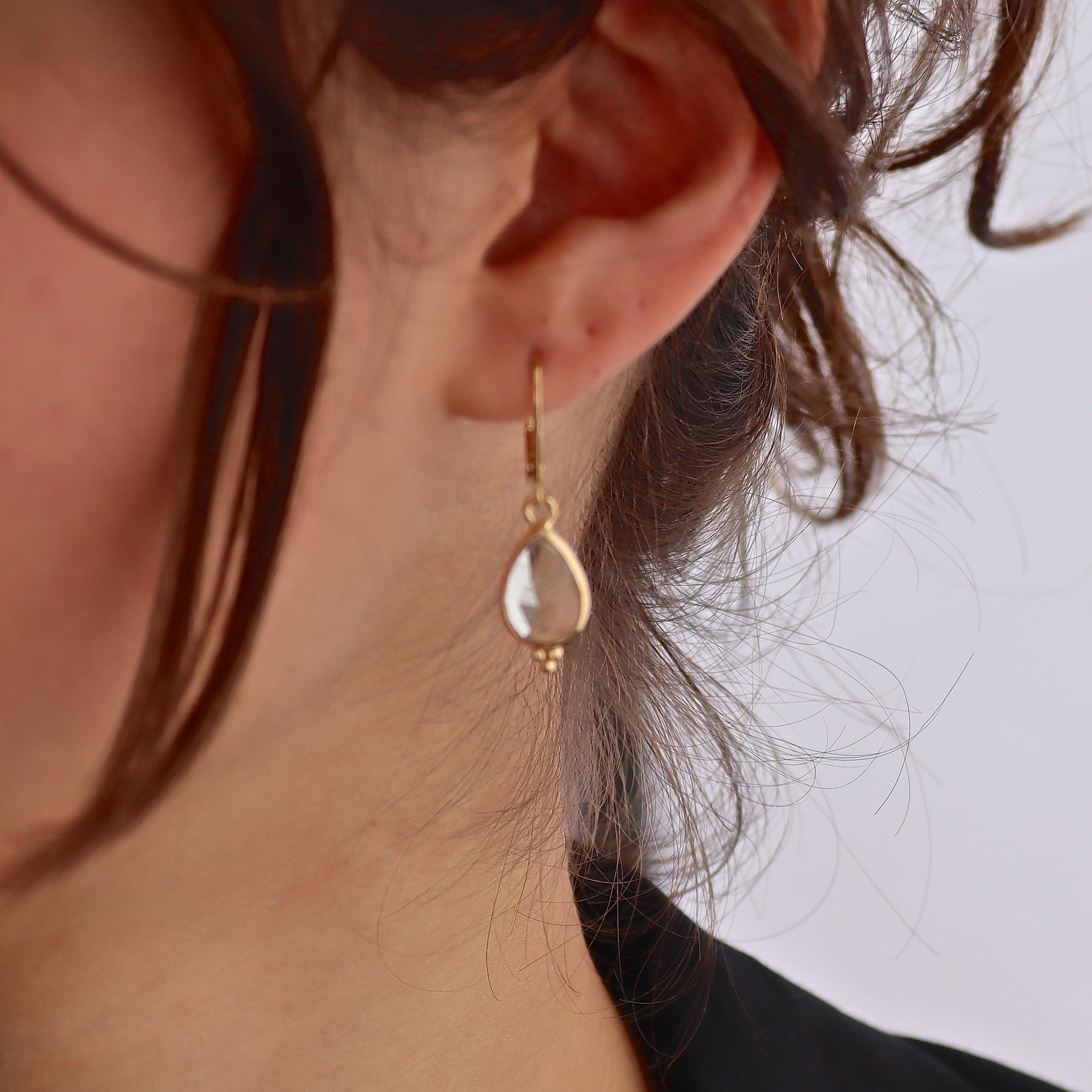 עגילי אמטיסט ירוקים, עגילי זהב תלויים עם אבן ירוקה וטיפה