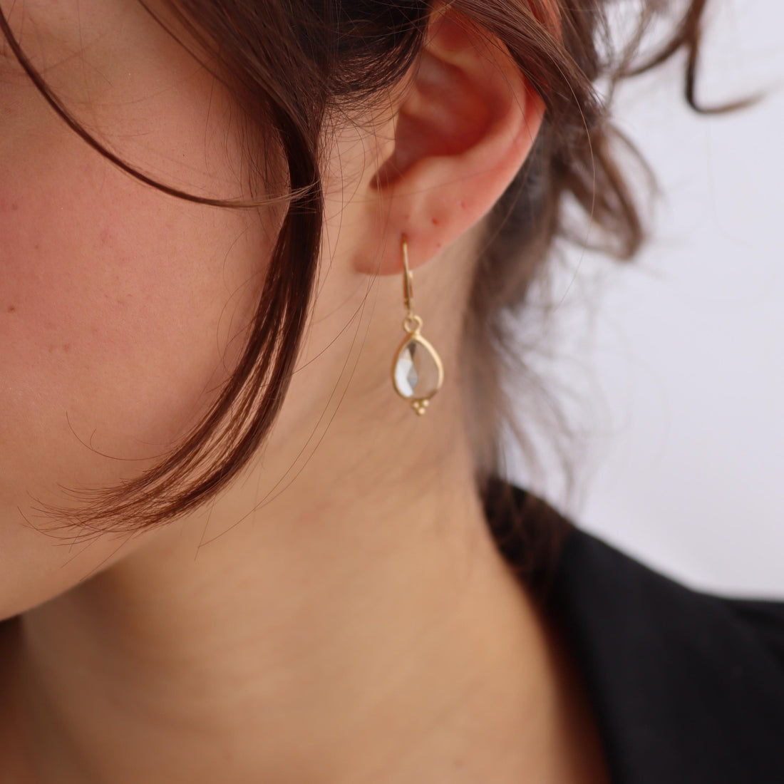 עגילי אמטיסט ירוקים, עגילי זהב תלויים עם אבן ירוקה וטיפה