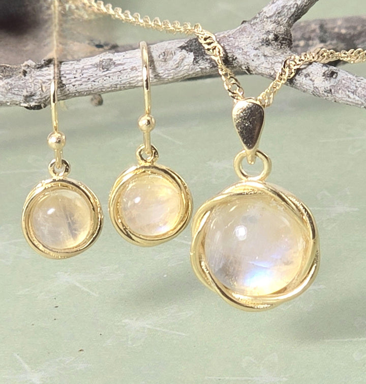 סט תכשיטי מונסטון, עגילי זהב ותליון שרשרת משובצים באבן מונסטון