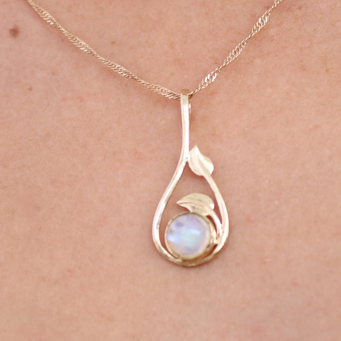 שרשרת אופל מזהב 14 קראט, תליון עלה אופל לבן