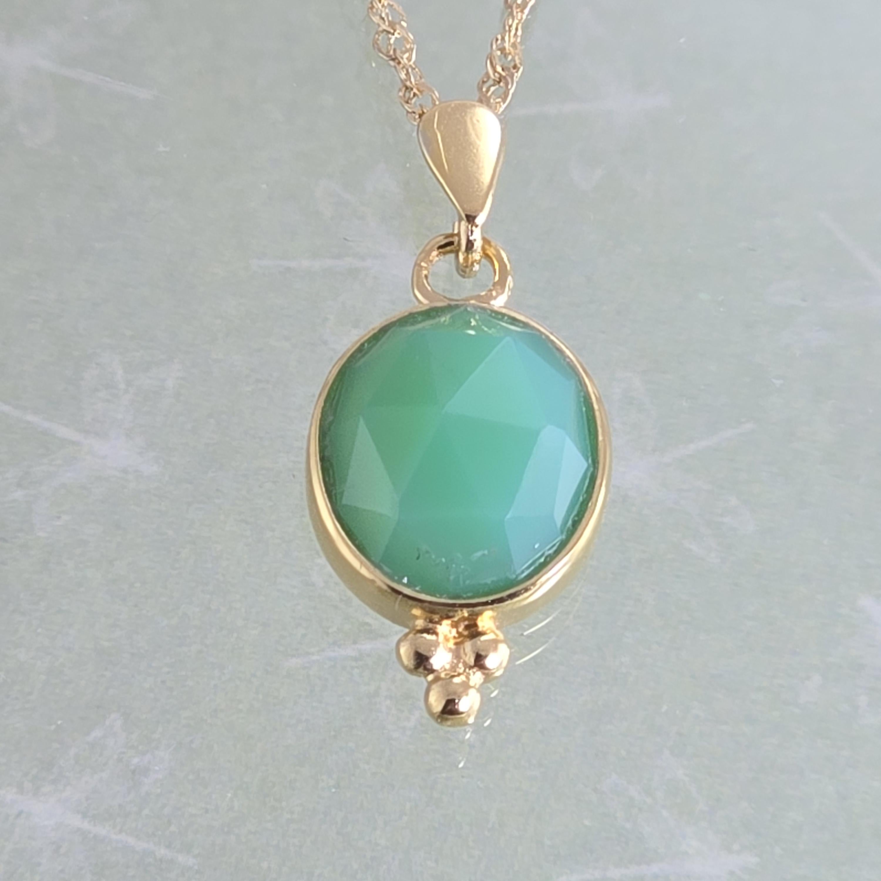 תליון שרשרת זהב ירקן, שרשרת אבן ירוקה