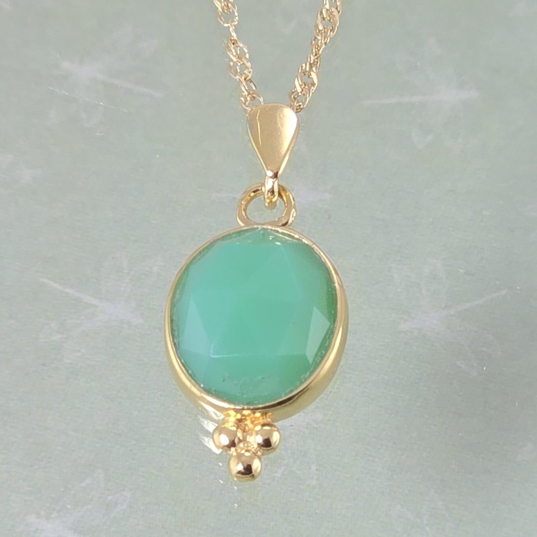 תליון שרשרת זהב ירקן, שרשרת אבן ירוקה