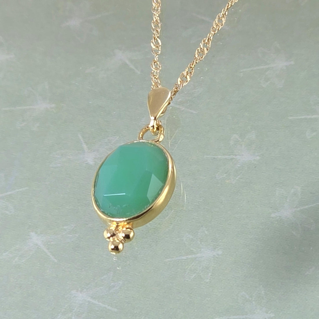 תליון שרשרת זהב ירקן, שרשרת אבן ירוקה
