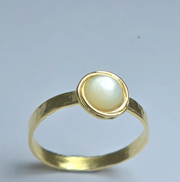 טבעת זהב 14 קראט משובצת פנינה, טבעת משובצת רקיעה עם אבן לבנה