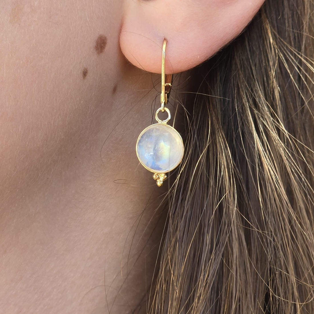 עגילי זהב 14 קראט משובצים באבן מונסטון