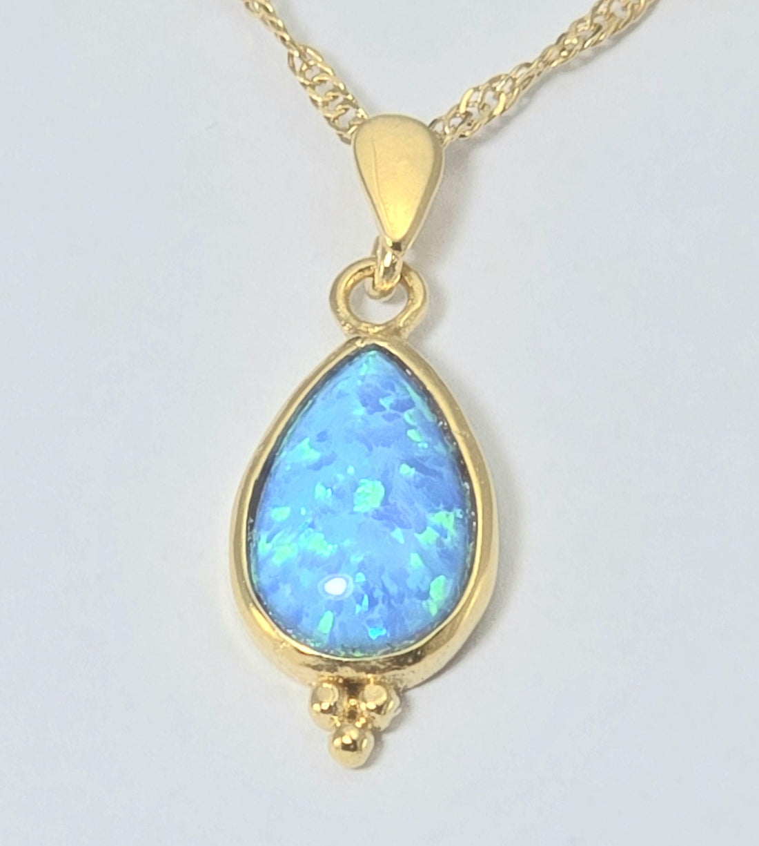 תליון שרשרת זהב 14 קראט משובץ אופל כחול עם דמעה