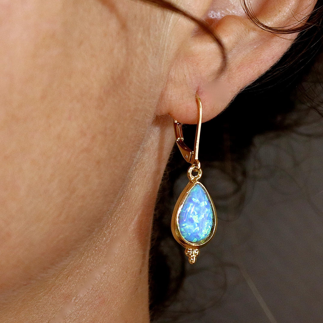 תליון שרשרת זהב 14 קראט משובץ אופל כחול עם דמעה