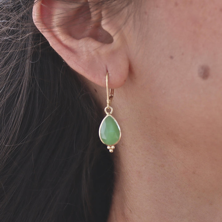 עגילי זהב תלויים משובצים באבן ירקן ירוקה עם דמעה