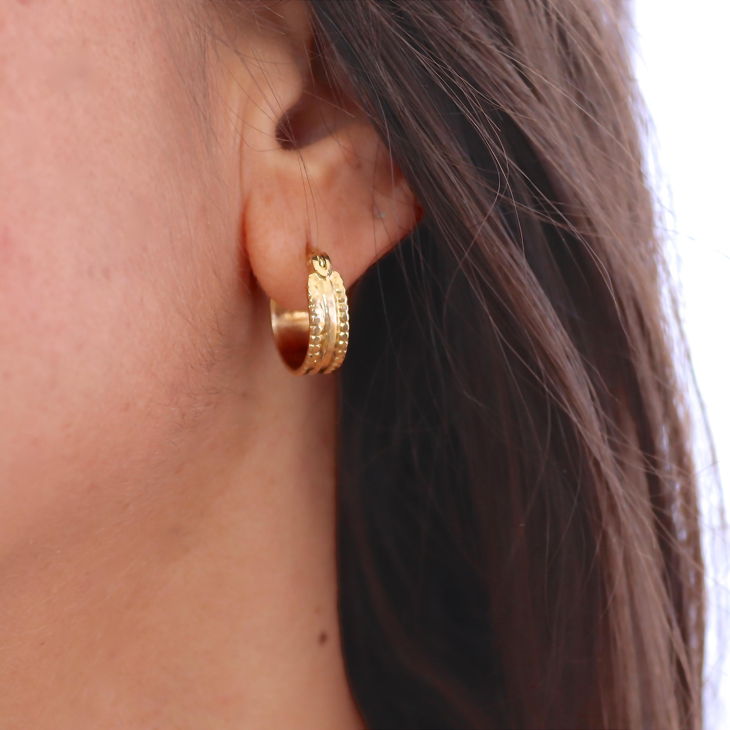 עגילי חישוק מכסף סטרלינג Huggy, עגילי חישוק רחבים עם טקסטורה