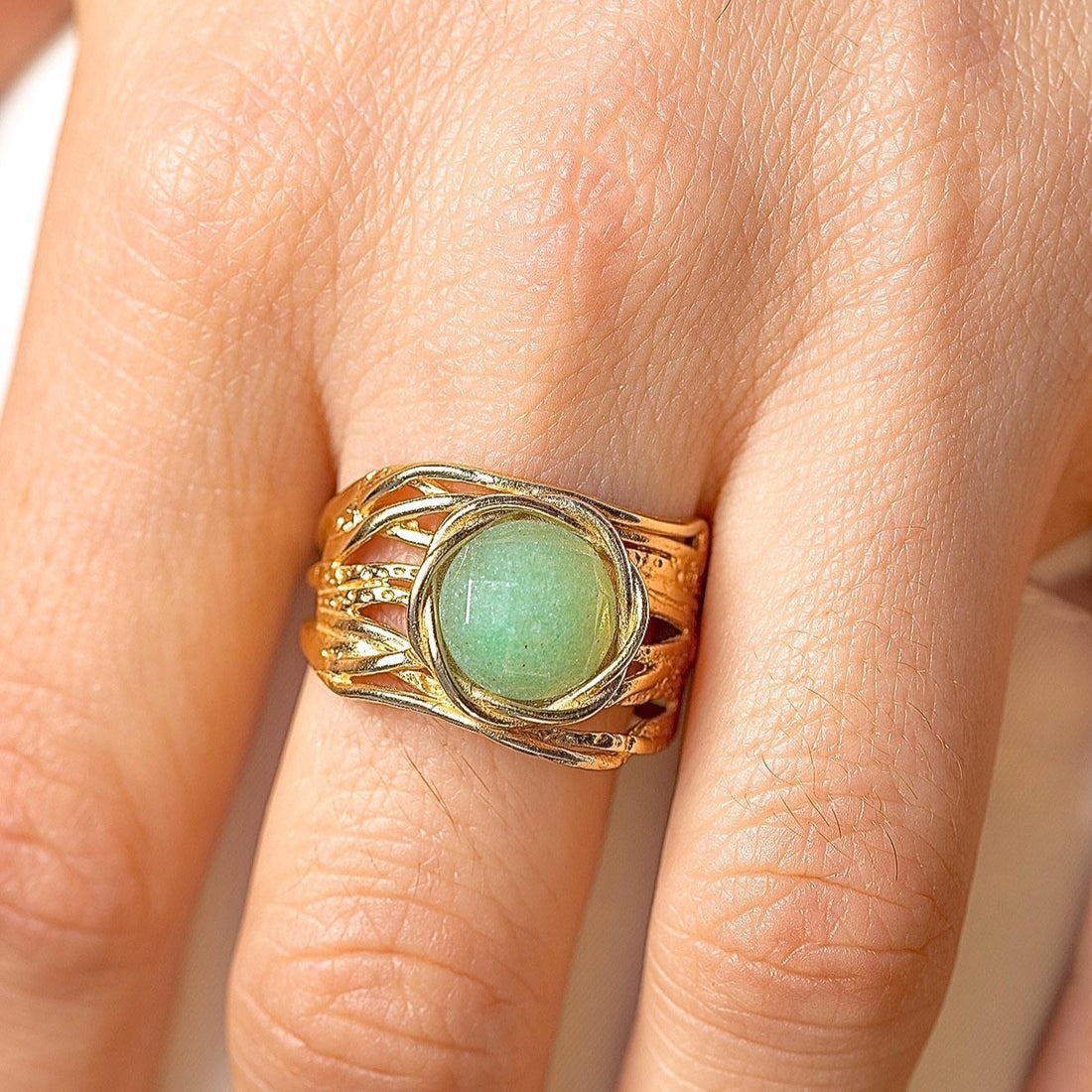 טבעת זהב רחבה ועבה משובצת אוונטורין ירוקה