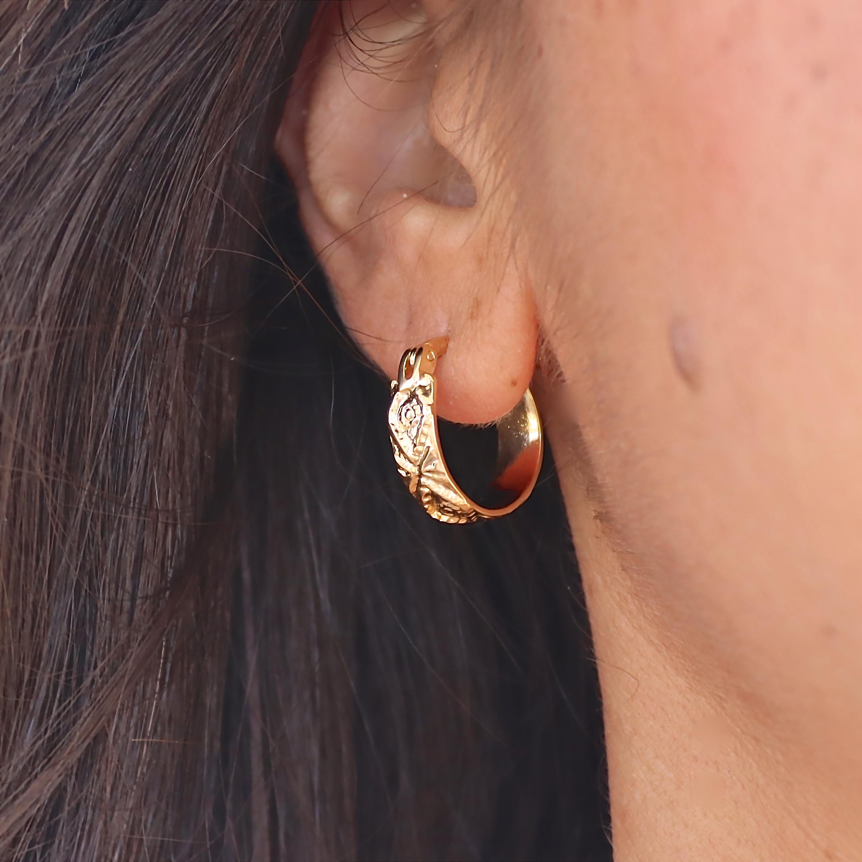 עגילי חישוק קטנים ורחבים מזהב עם טקסטורה