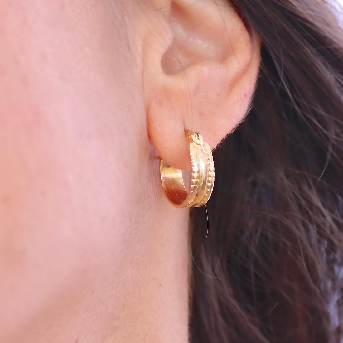 עגילי חישוק מכסף סטרלינג Huggy, עגילי חישוק רחבים עם טקסטורה