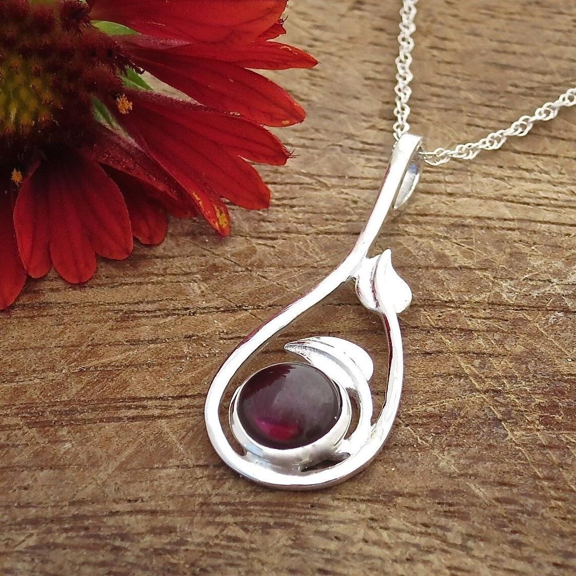 שרשרת תליון טיפת עלי כסף משובצים בגרנט, מתנה לה