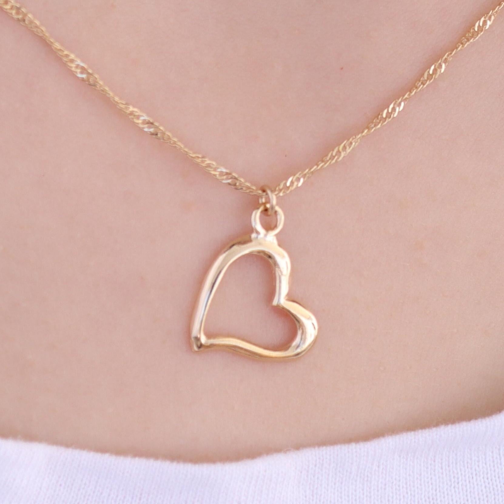 עשוי לכלול: שרשרת זהב עם תליון לב זהב. תליון הלב פתוח ובעל גימור חלק ומבריק.