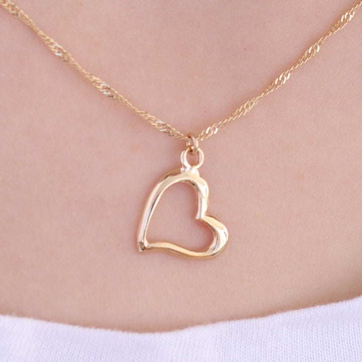 עשוי לכלול: שרשרת זהב עם תליון לב זהב. תליון הלב פתוח ובעל גימור חלק ומבריק.