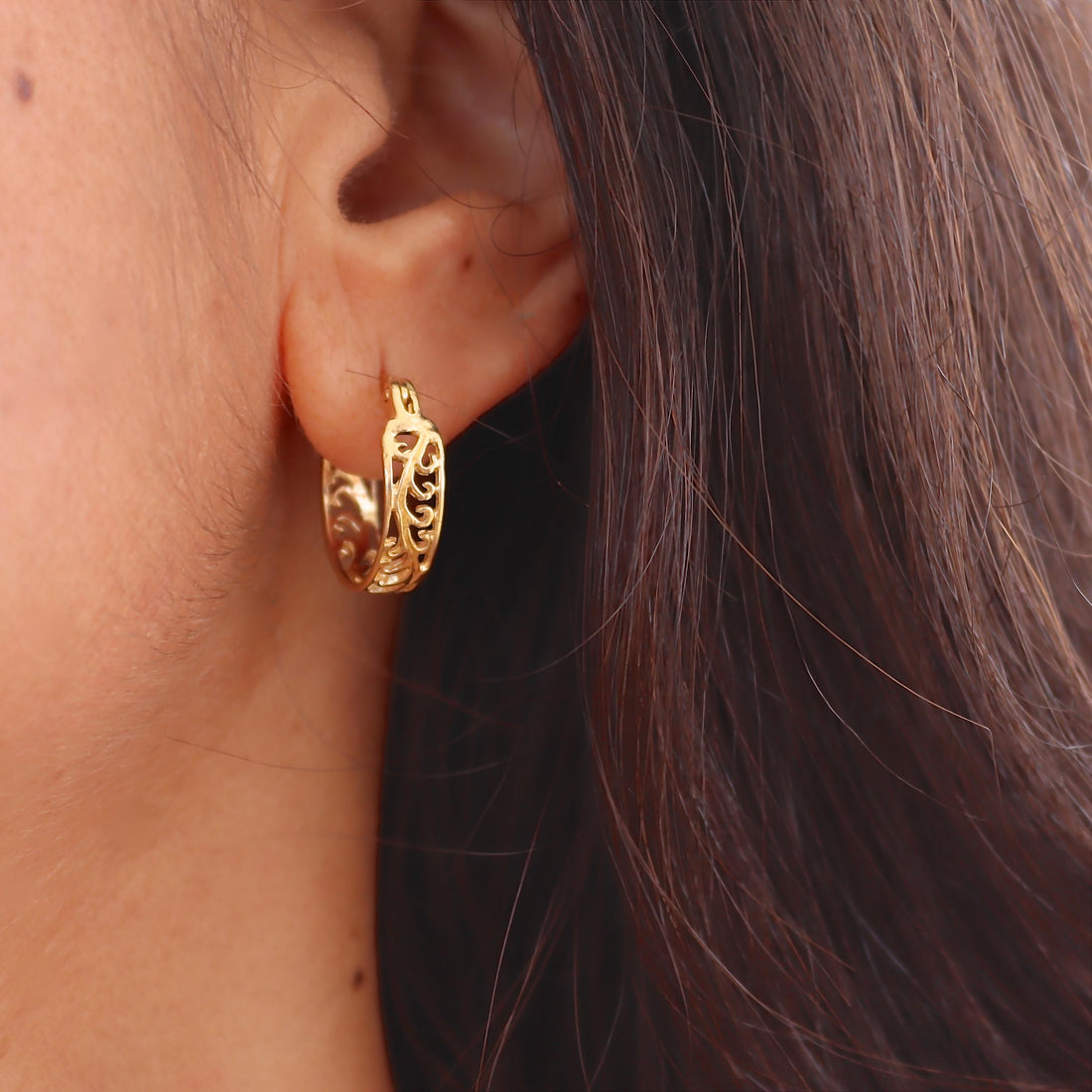 עשוי לכלול: עגילי חישוק זהב פיליגרן. העגילים קטנים וקלים, מושלמים ללבישה יומיומית. העיצוב המורכב כולל חיתוכים עדינים וגימור מלוטש. עגילים אופנתיים אלה מוסיפים נופך של אלגנטיות לכל תלבושת. מתכת הזהב מבריקה והעיצוב מפורט. אלו עגילים אופנתיים וטרנדיים.