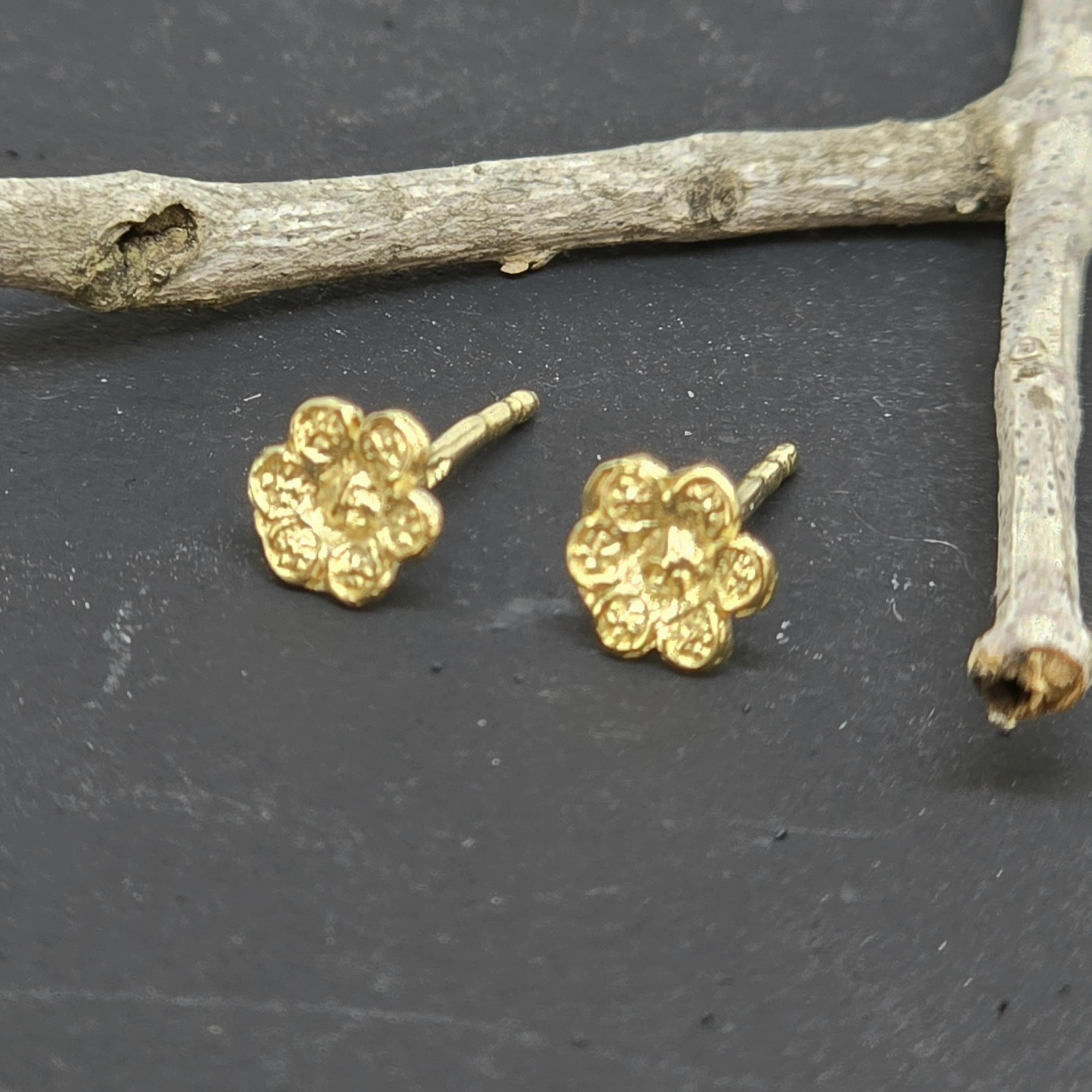 עגילי פרחים זעירים מזהב 14 קראט, עגילי זהב מלא