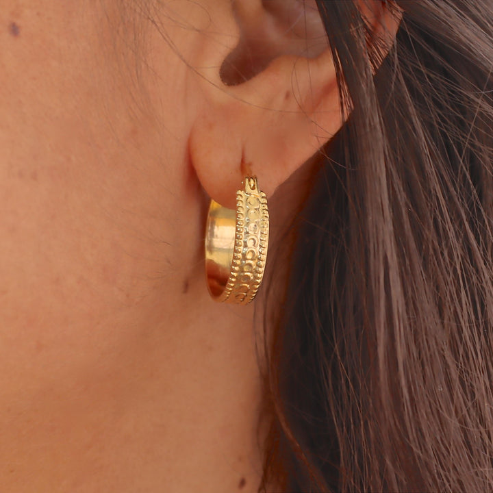 עגילי חישוק זהב רחבים לנשים בסגנון וינטג'