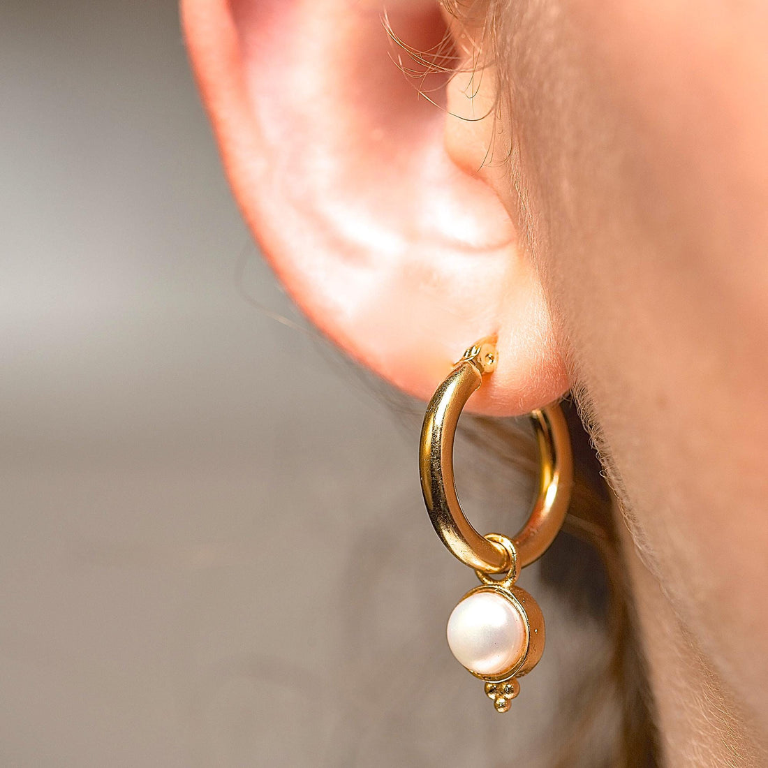 עגילי חישוק מזהב 14 קראט משובצים פנינים