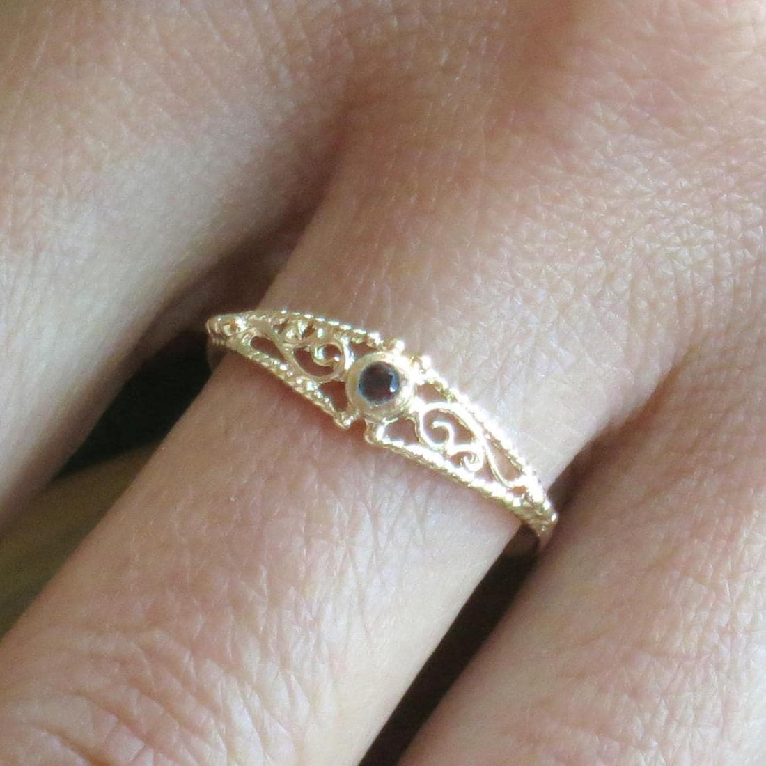 טבעת זהב 14 קראט מלאה פיליגרן דקה משובצת זהב גרנט