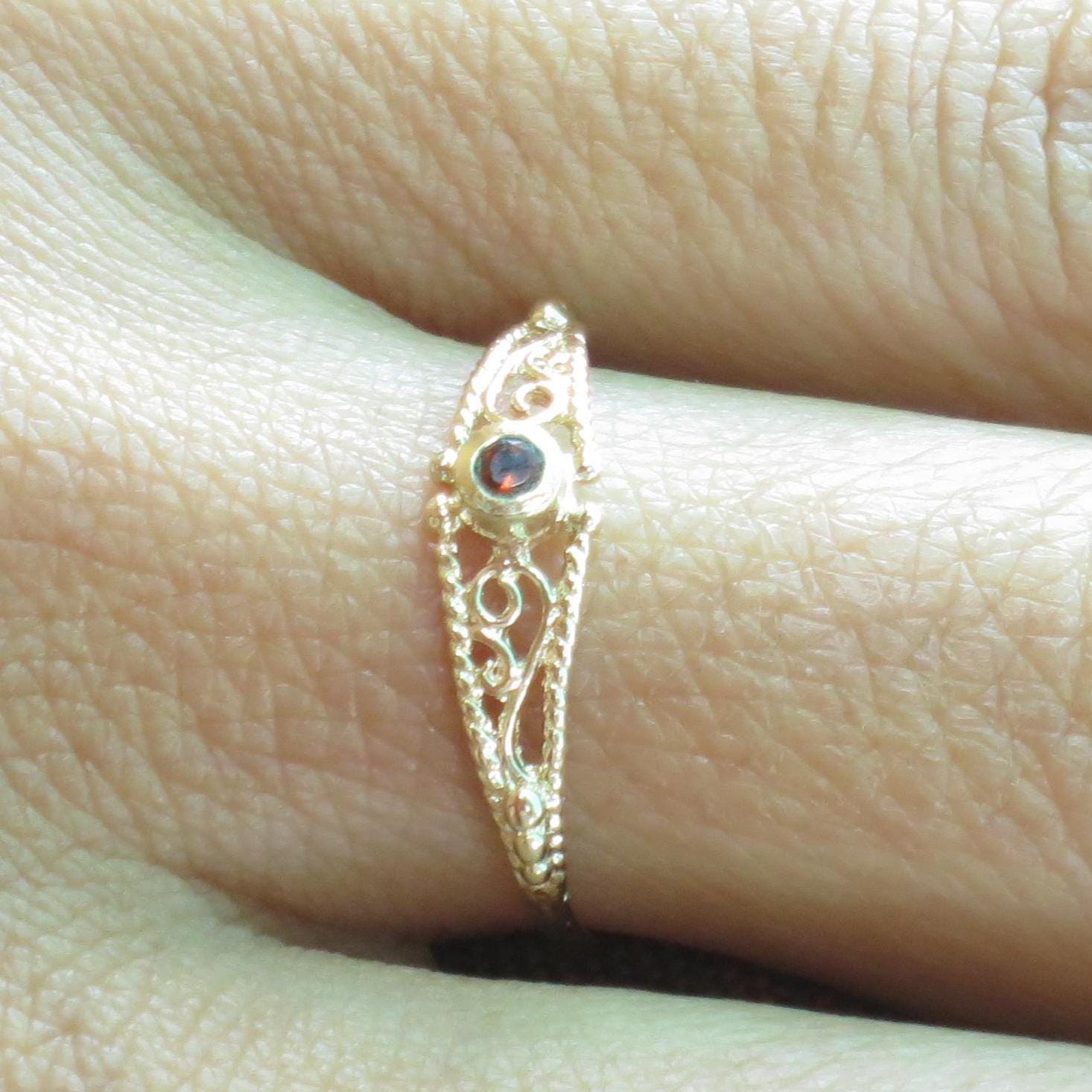 טבעת זהב 14 קראט מלאה פיליגרן דקה משובצת זהב גרנט