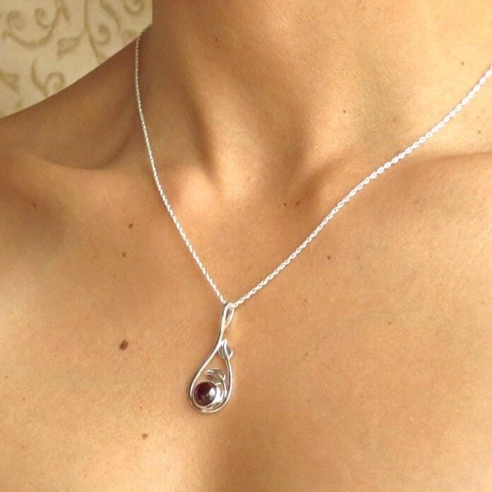 שרשרת תליון טיפת עלי כסף משובצים בגרנט, מתנה לה