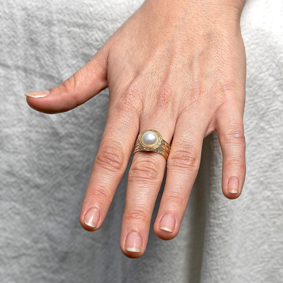 טבעת זהב רחבה עם פנינה