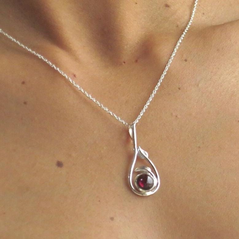 שרשרת תליון טיפת עלי כסף משובצים בגרנט, מתנה לה