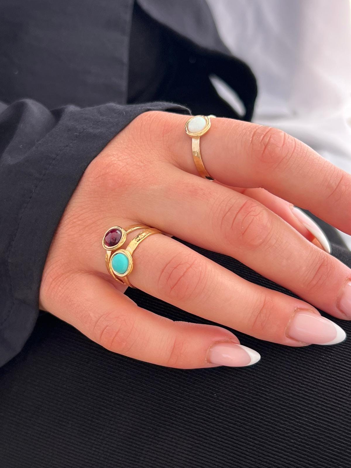 טבעת זהב לברדוריט מרוקע, טבעת זהב מינימליסטית הניתנת לערום