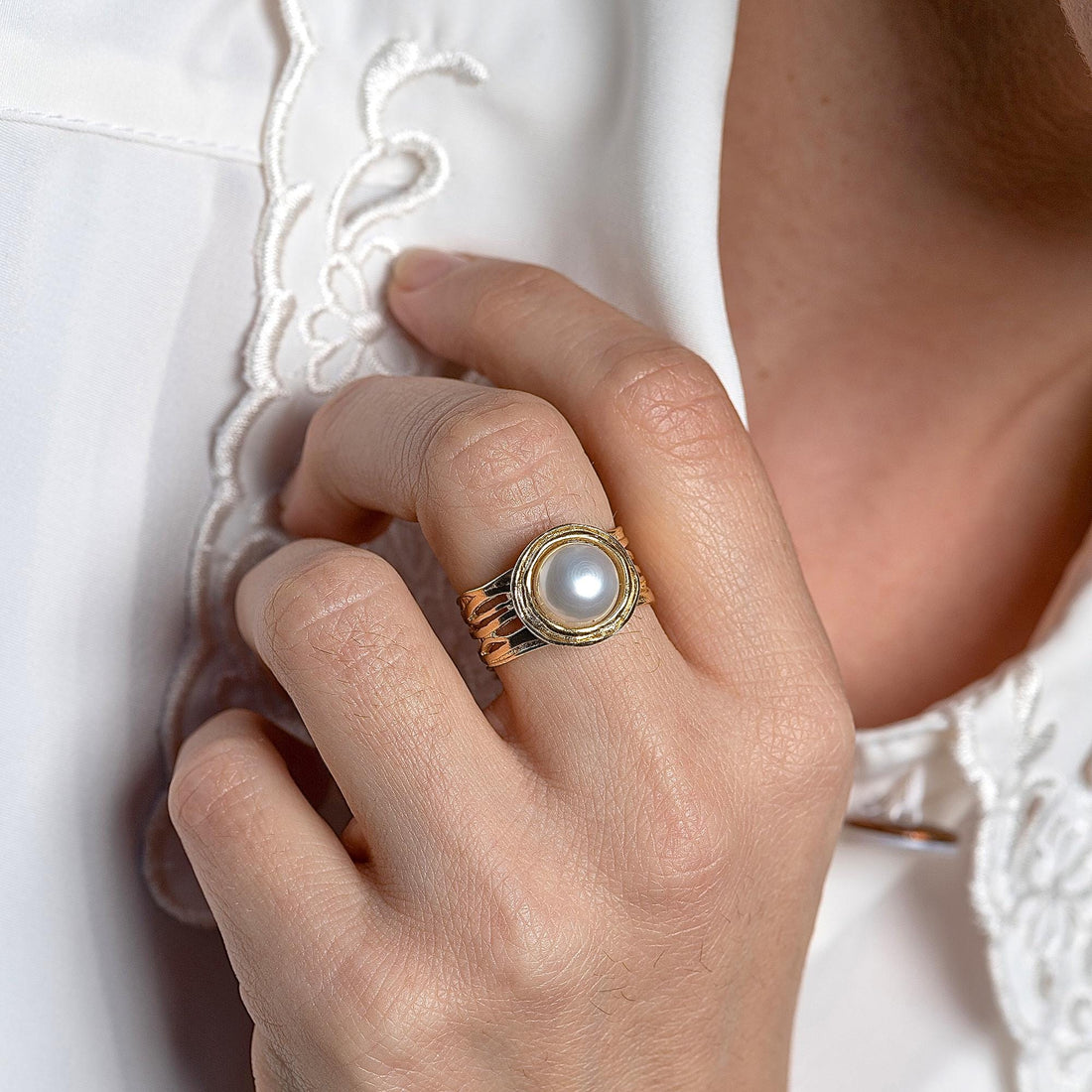 טבעת זהב רחבה עם פנינה