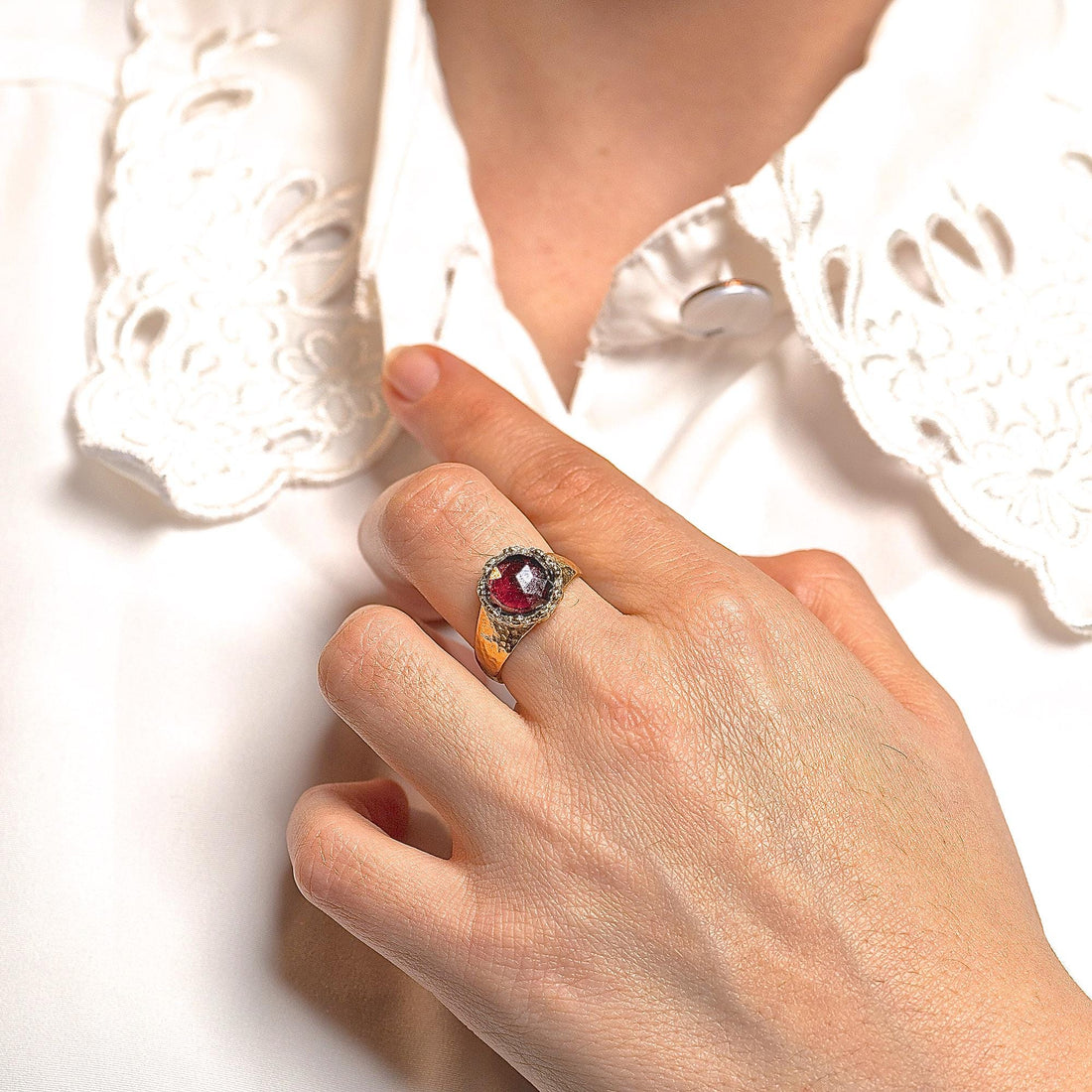 טבעת זהב גרנט בעבודת יד משובצת רקוע