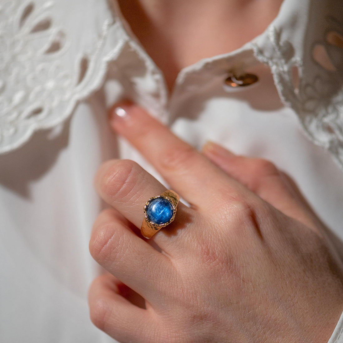 טבעת זהב גרנט בעבודת יד משובצת רקוע