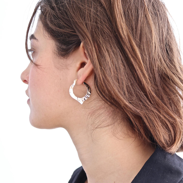 עשוי לכלול: עגילי חישוק זהב עם מרקם מרוקאי.