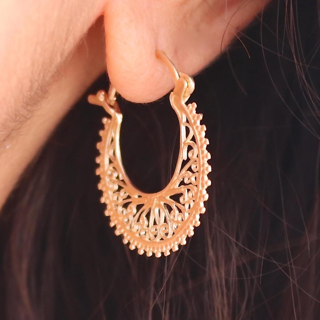 עגילי חישוק זהב 14 קראט משובצים בציפוי פיליגרן